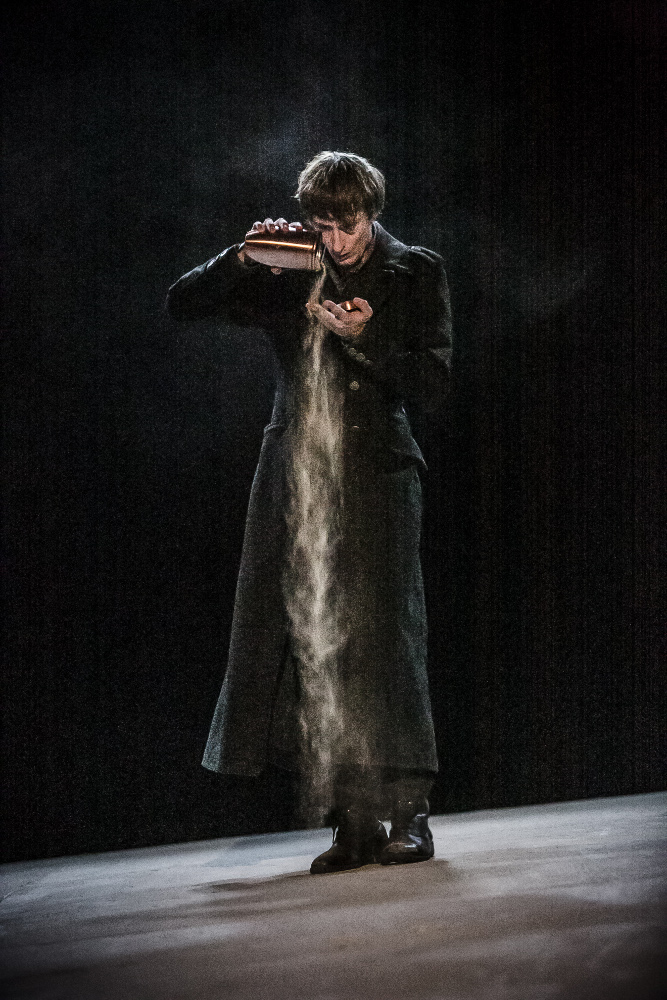 Hamlet, Prinz von Dänemark - Katrin Plötner - Theater Regensburg - Bild